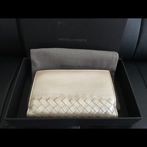 BVWomen's Intrecciato Beige Leather Shimmer Wallet
